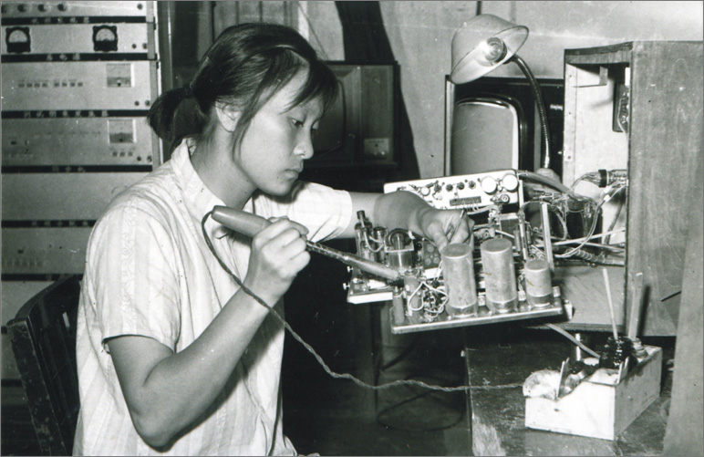 1970年，中國(guó)誕生第一臺(tái)彩色電視機(jī)，數(shù)年之后，長(zhǎng)虹才開始電視機(jī)的研制