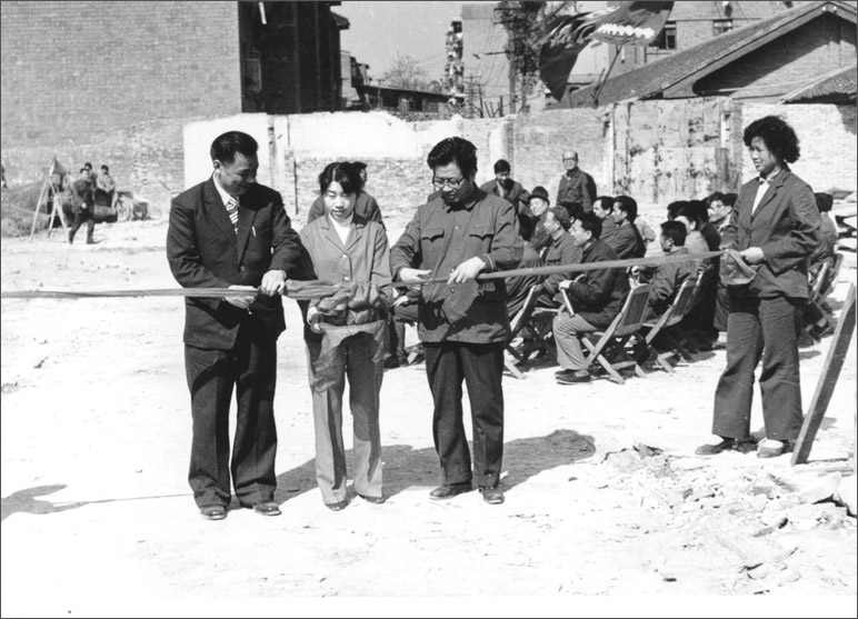 1986年，長(zhǎng)虹彩電工程奠基，這樣的剪彩儀式，剪出了中國(guó)最大的彩電生產(chǎn)基地之一
