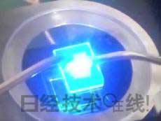   發光試驗中的LED元件?；宄叽纾?cm見方，元件尺寸：0.3mm見方，注入電流：約200mA，中心波長：450nm 
