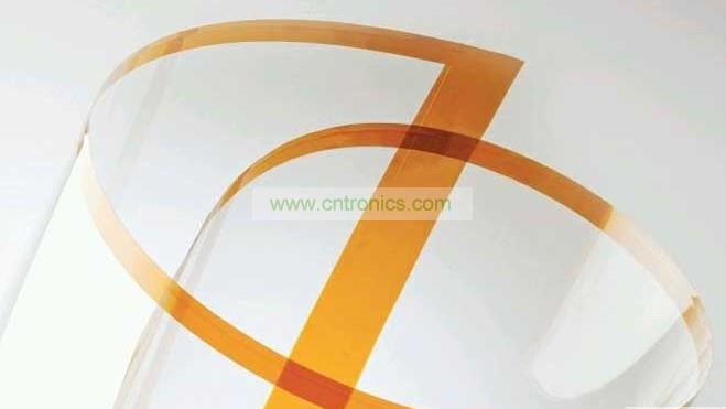 將Willow Glass卷成圓筒狀。