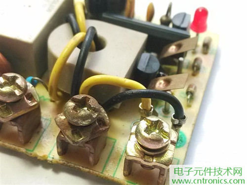 漏電保護器拆解：結構有差異，做工不錯