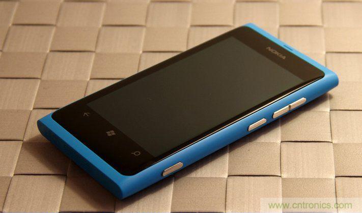 拆解諾基亞Lumia800,做工依舊精細(xì)!