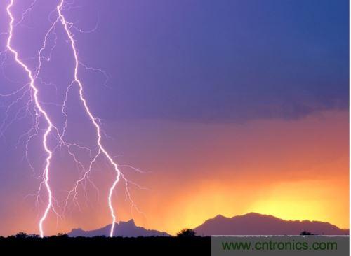 【導(dǎo)讀】處于空間變化的強(qiáng)電磁場(chǎng)中的物體，由于電磁感應(yīng)，在其內(nèi)部就會(huì)產(chǎn)生很高的感應(yīng)電動(dòng)勢(shì)，很容易造成意外?，F(xiàn)在家用電器的也采取了各種相應(yīng)的防護(hù)措施，特別是雷電的防護(hù)，不要以為在家里的電器就不怕雷電哦，“家里”也不安全的，所以雷天下電器防雷常識(shí)還是不可少的。  家用電器的防護(hù)，除了避免人為損壞外，諸多不可抗力因素所帶來(lái)的損壞也要采取相應(yīng)的防護(hù)措施，特別是雷電的防護(hù)。雷電流在50～100微秒的時(shí)間內(nèi)，從０變化到幾萬(wàn)安，再由幾萬(wàn)安變化到０，在其周?chē)臻g會(huì)產(chǎn)生瞬變的強(qiáng)電磁場(chǎng)。處于空間變化的強(qiáng)電磁場(chǎng)中的物體，由于電磁感應(yīng)，在其內(nèi)部就會(huì)產(chǎn)生很高的感應(yīng)電動(dòng)勢(shì)。以前，由于它的成災(zāi)概率極小，沒(méi)有引起人們的注意，但隨著微電子技術(shù)的重大進(jìn)展，超大規(guī)模集成電路誕生，它的能耗小、靈敏度極高等特點(diǎn)，使得其容易被損壞。          在建筑物內(nèi)，大量布設(shè)著各種導(dǎo)體線路。當(dāng)建筑物遭受雷擊或其周?chē)l(fā)生雷擊時(shí)，雷電流將在建筑物內(nèi)部空間產(chǎn)生瞬態(tài)磁場(chǎng)脈沖，這種磁場(chǎng)脈沖干擾上述回路后，將在回路中感應(yīng)出瞬態(tài)過(guò)電壓，危及這些回路相連的設(shè)備。雖然建筑物做好了防雷措施，但建筑物不可避免的會(huì)出現(xiàn)露洞。比如大面積的門(mén)窗可以讓電磁波入侵來(lái)去自由，輸電線路引雷入室等等。甚至有些電器還是露天使用的，因此應(yīng)做好電器防雷。 6   電力系統(tǒng)因其裸露而置于高空，是最易遭受雷擊的。20世紀(jì)初，在電力系統(tǒng)應(yīng)用到輸電線中上時(shí)創(chuàng)造了避雷線，即接閃器是一根或兩根架設(shè)在輸電線上方的接地鋼線，也就是前面所稱(chēng)的“避雷線”。由于它簡(jiǎn)單有效，所以在房屋建筑上也推廣了這種形式的接閃器，將它安裝在房屋上容易發(fā)生雷擊的地方，起到避雷的作用。現(xiàn)在許供電線路采用地下電纜，對(duì)防雷有了很大的幫助。但高壓運(yùn)輸還是必須架空明線，因此，必須使用避雷線。          人們通常用過(guò)壓保護(hù)器來(lái)保護(hù)電器。其防雷原理是：這種保護(hù)器有兩個(gè)端口，電器電源火線與零線分別各接保護(hù)器的一個(gè)端口，每個(gè)保護(hù)器另一端再接地，通過(guò)間隙擊穿達(dá)到對(duì)地放電的目的。在正常工作電壓下，避雷器間隙不會(huì)被擊穿，當(dāng)過(guò)電壓沿導(dǎo)線傳過(guò)來(lái)危及被保護(hù)設(shè)備的過(guò)電壓時(shí)，避雷器間隙很快被擊穿，對(duì)地放電，使大量的電荷都泄入到大地，從而限制了被保護(hù)設(shè)備的輸入電壓，起到了保護(hù)設(shè)備的作用。過(guò)電壓過(guò)去以后，間隙能迅速恢復(fù)，使電器正常工作。一些高檔的電器自帶保護(hù)器，但是還有許多的電器沒(méi)有這一裝置。因此，應(yīng)在入戶(hù)電線接上保護(hù)器。在雷暴天氣時(shí)，如果沒(méi)有特別的用電要求，最好將入戶(hù)總閘關(guān)閉。          微電子技術(shù)的發(fā)展，用電器大量使用集成電路。雷電發(fā)生時(shí)的電磁效應(yīng)是集成電路的克星。而現(xiàn)在使用集成電路最多的莫過(guò)于計(jì)算機(jī)了，為了防止電磁感應(yīng)對(duì)其的破壞，計(jì)算機(jī)的主機(jī)外殼一般由金屬制成。利用金屬的靜電屏蔽和對(duì)電磁波的趨膚效應(yīng)，對(duì)防止感應(yīng)雷有很好的效果。