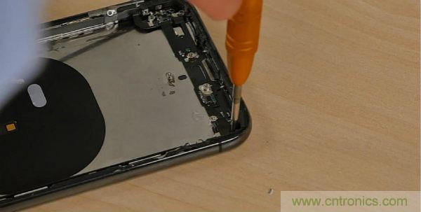 拆解iPhone XS:發(fā)現7納米工藝的奧秘