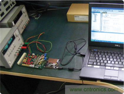 ADuC7026提供可編程電壓，用于評估多電源系統(tǒng)