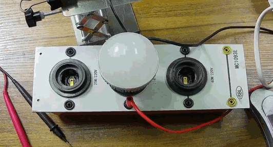 電燈泡內通有交流電，為什么看不到燈泡在閃爍？