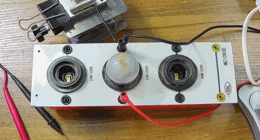 電燈泡內通有交流電，為什么看不到燈泡在閃爍？