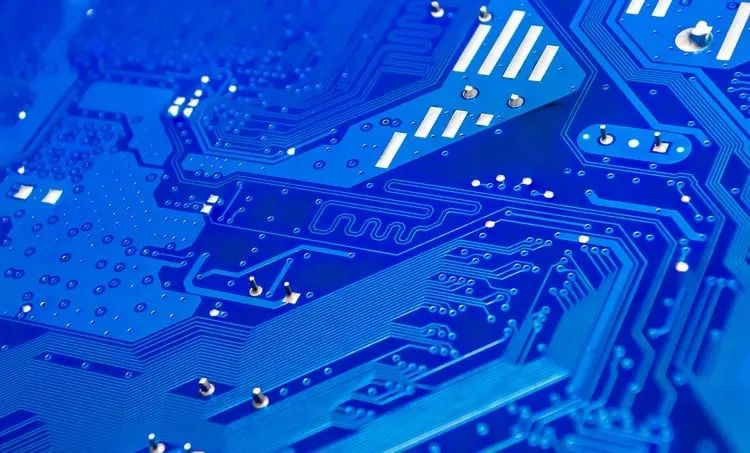 如何決定 PCB 中差分對的過孔阻抗？
